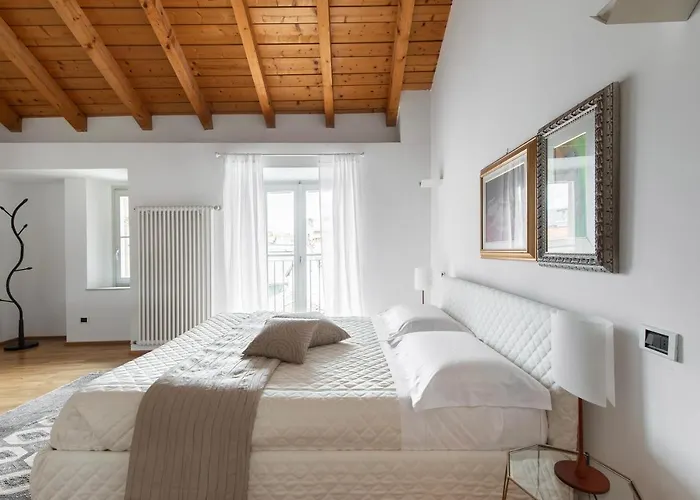 Apartment A Casa Nuccia Mansarda By Solutions