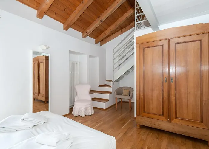 A Casa Nuccia Mansarda By Solutions Lägenhet Como